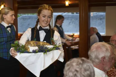 Eine Kellnerin serviert ein Gala-Dinner auf dem Flusskreuzfahrtschiff 