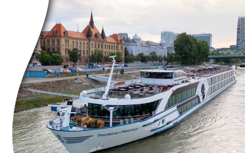 Blick auf das Oberdeck mit Steuerhaus auf einer Flusskreuzfahrt mit der Thurgau Prestige.