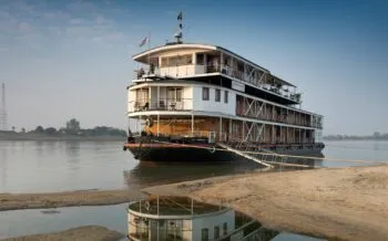 Backbordseite der TG Exotic an einer Sandbank in Myanmar.