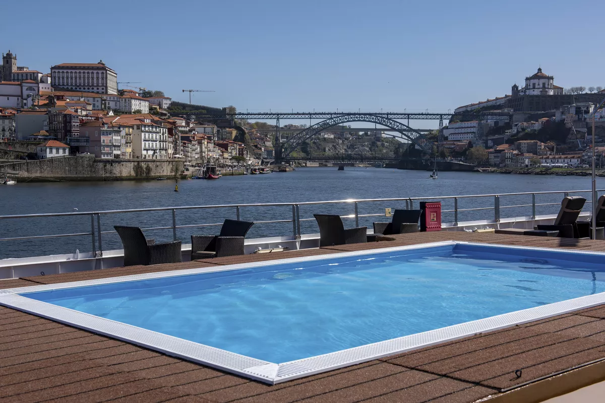 Sonnendeck mit Pool - © Rui Ribeiro