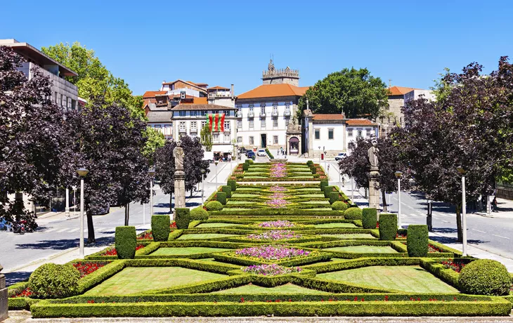 Kirche Nossa Senhora da Consolaçao e dos Santos Passos, Guimarães - © shutterstock_266850269