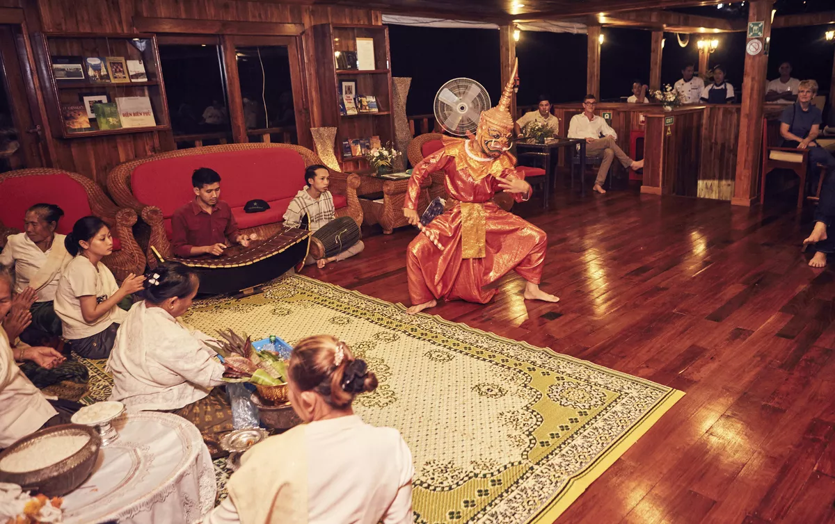 Lokale Tanzdarbietung an Bord - © Ross Hillier