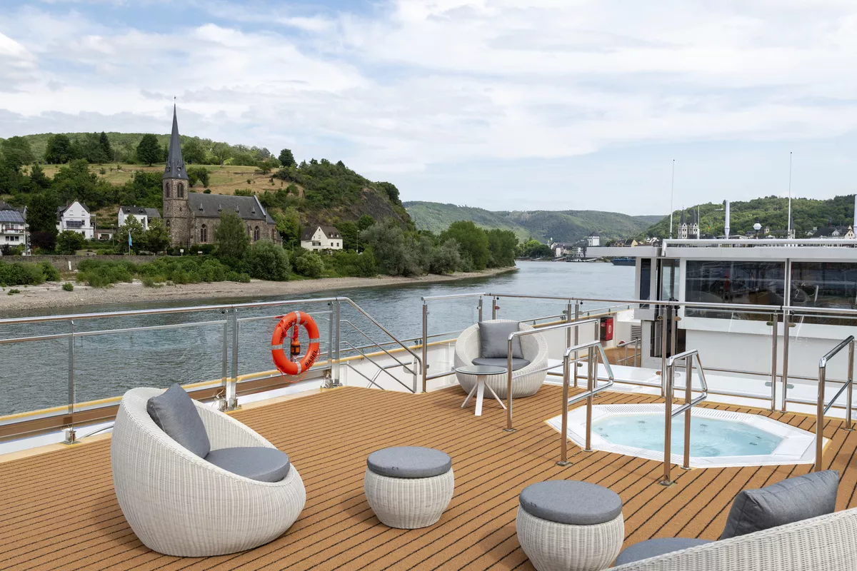 Sonnendeck mit Whirlpool - © 