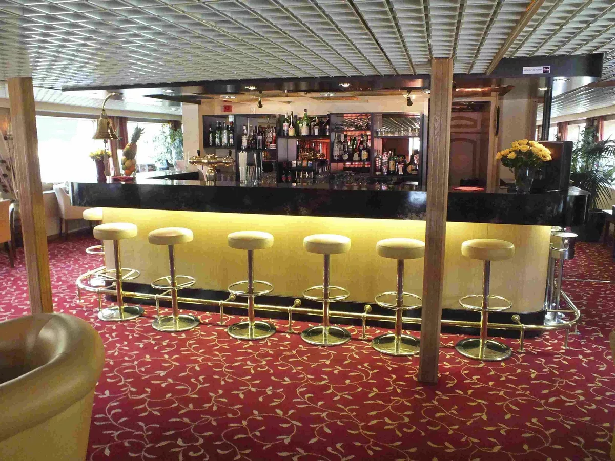 Salon / Bar