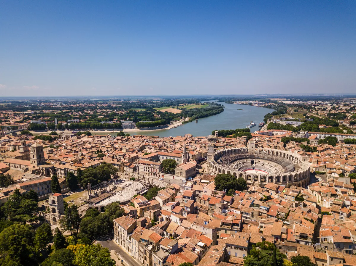 Arles mit Amphitheater und Rhône - © Sen - stock.adobe.com