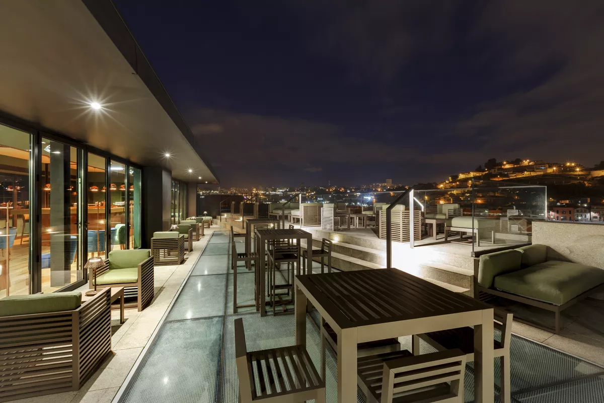 Hotel NEYA Porto Rooftop Bar bei Nacht