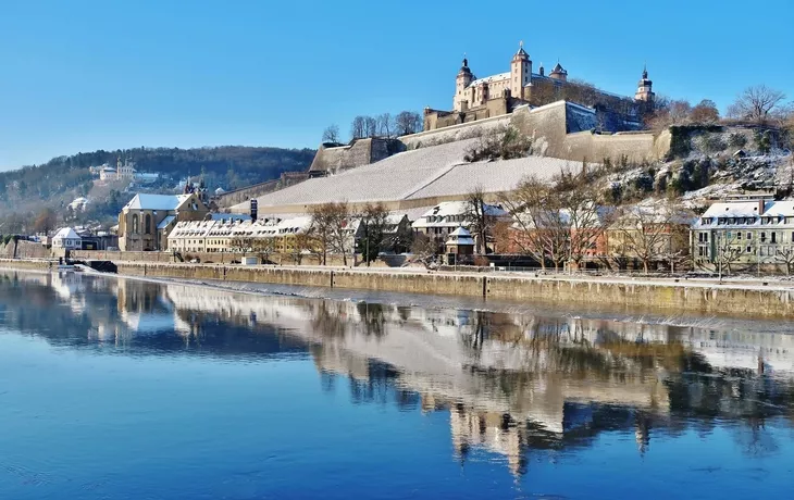 © Franz Gerhard - stock.adobe.com - Main und Festung Marienberg im Winter