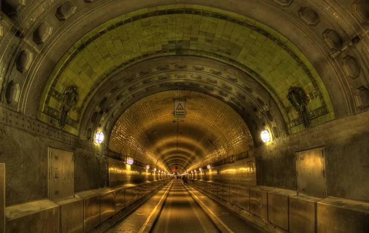 St.Pauli Elbtunnel in Hamburg - © Susanne - stock.adobe.com