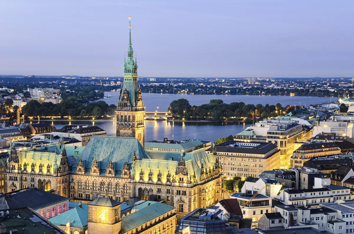 Blick aufs Rathaus in der Altstadt, Hamburg - © shutterstock_173000741