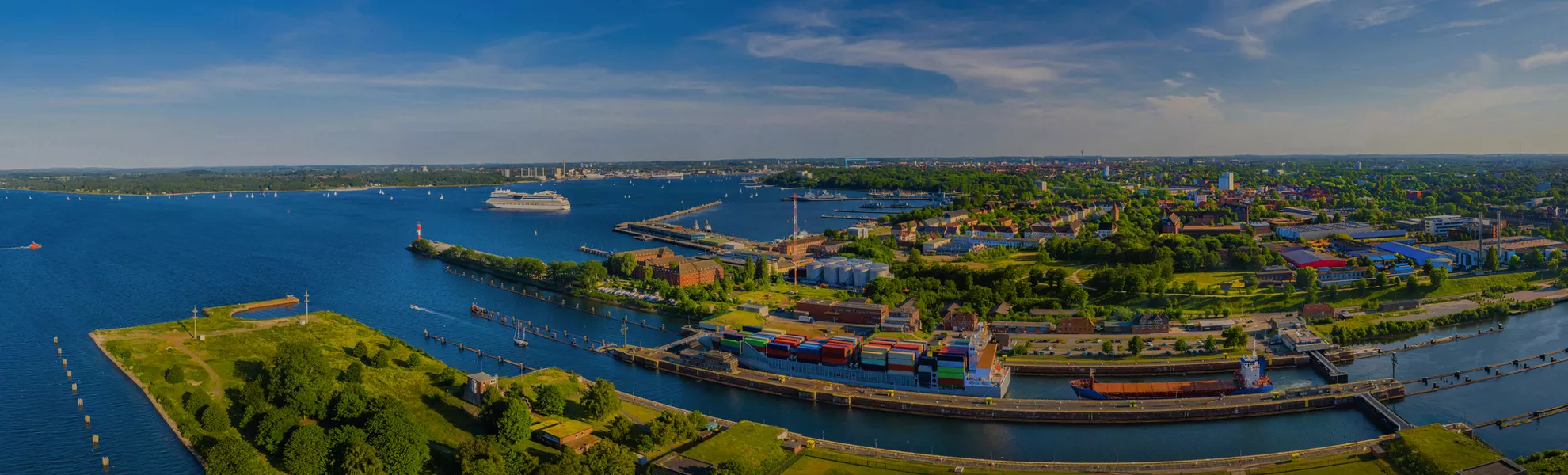 Panorama-Luftbild der Wasserstraße Nord-Ostsee-Kanal mit Schleusenanlage Holtenau - © snapshotfreddy - stock.adobe.com