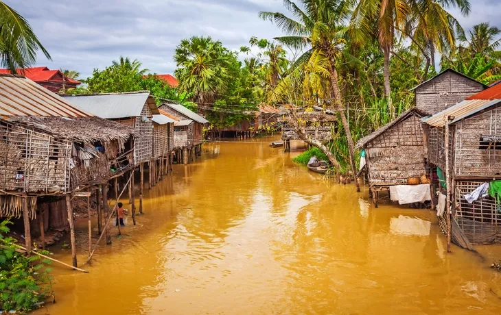 © Lukasz Janyst - stock.adobe.com - Typisches Haus auf dem Tonle Sap See, Kambodscha.