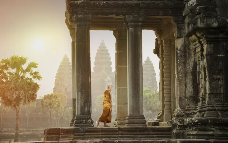 © Tanison - stock.adobe.com - Mönch in Angkor Wat