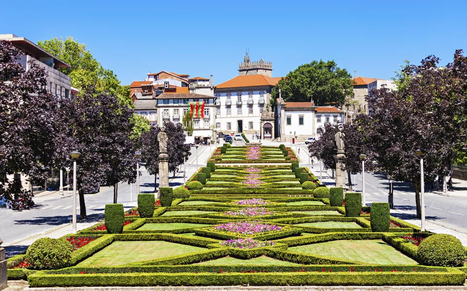 Kirche Nossa Senhora da Consolaçao e dos Santos Passos, Guimarães - © shutterstock_266850269