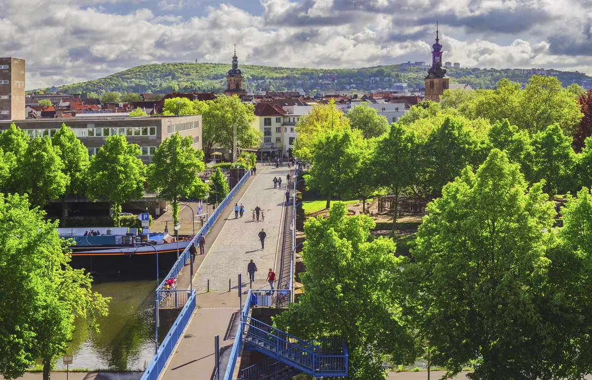 Saarland Saarbrücken Blick über die Alte Brücke und auf die A - © Fotoschlick - stock.adobe.com