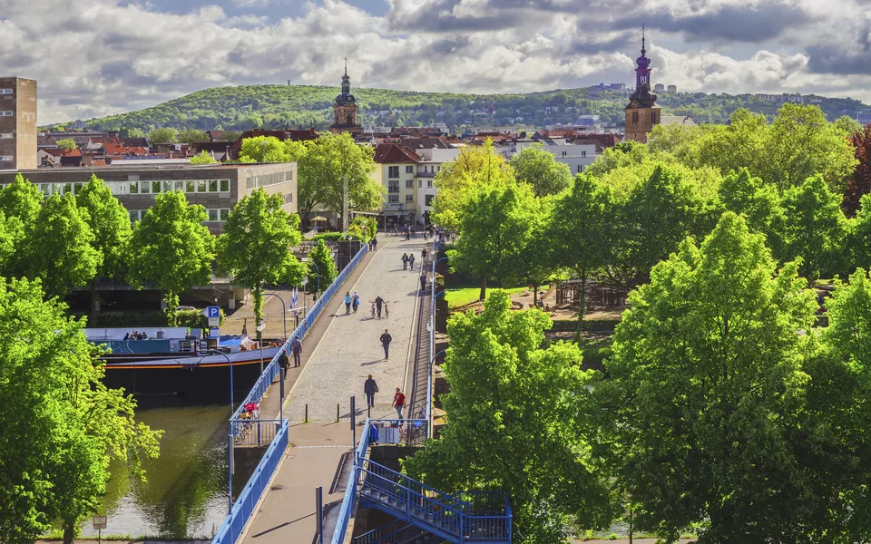 Saarland Saarbrücken Blick über die Alte Brücke und auf die A - © Fotoschlick - stock.adobe.com