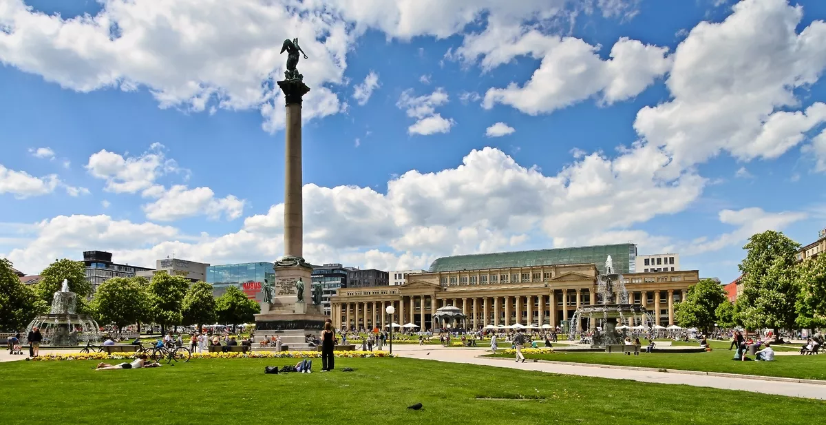 Schlossplatz Stuttgart im Sommer - © JCG - Fotolia