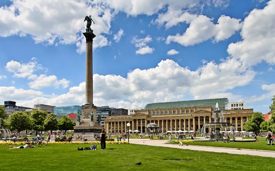 Schlossplatz Stuttgart im Sommer