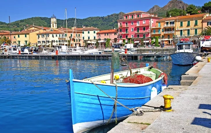 © travelpeter - stock.adobe.com - Porto Azzurro auf der Insel Elba