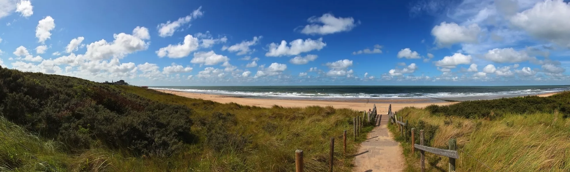 Strand mit blauem Himmel in der Nähe von Domburg - © P. Randriamanampisoa - stock.adobe.com