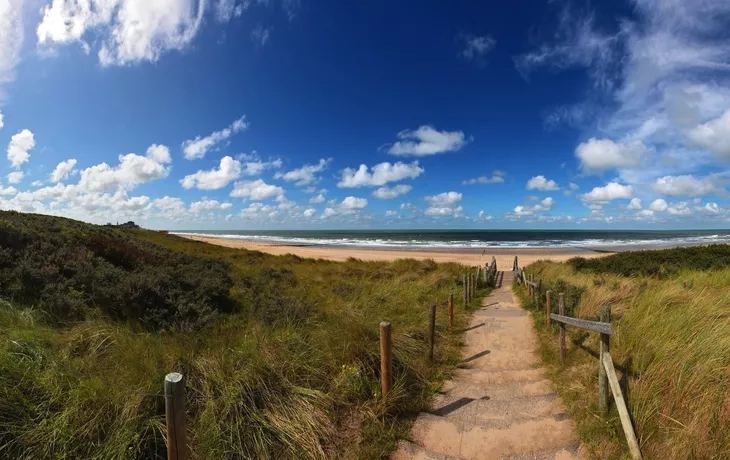 Strand mit blauem Himmel in der Nähe von Domburg - © P. Randriamanampisoa - stock.adobe.com