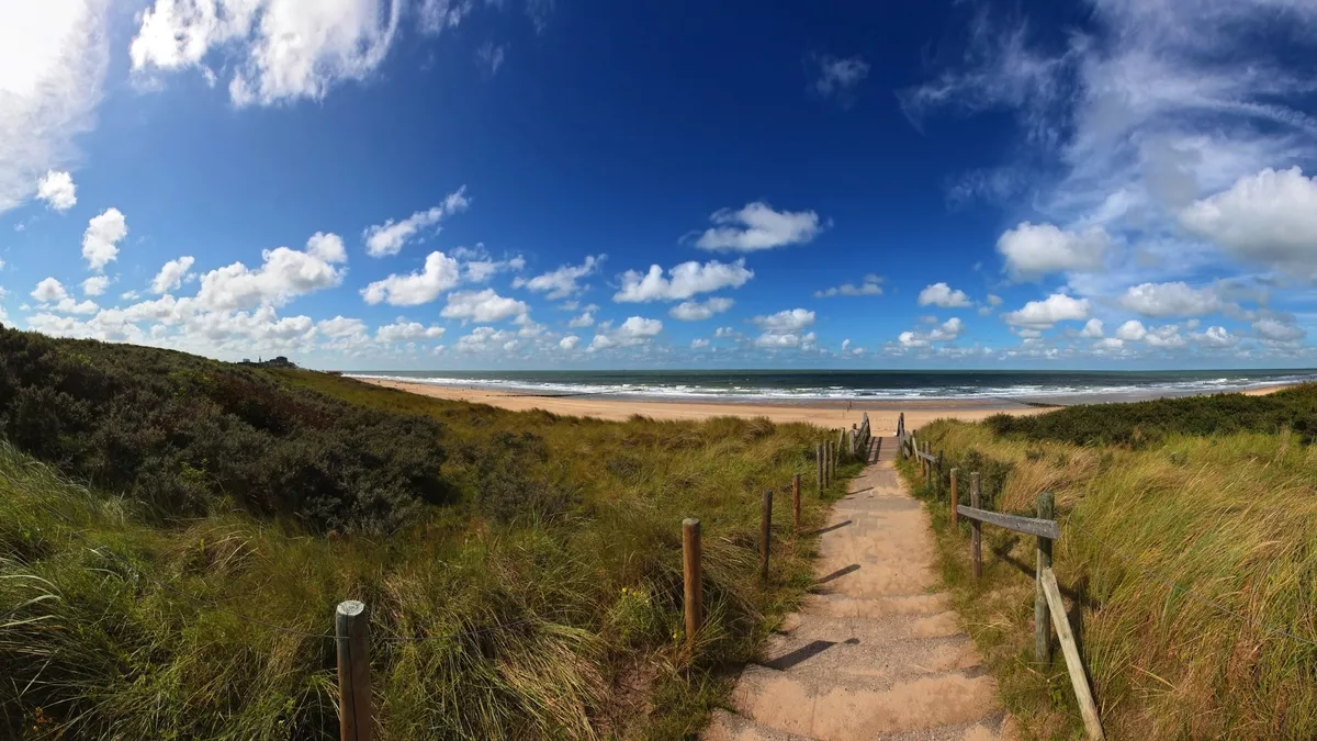 Strand mit blauem Himmel in der Nähe von Domburg - © P. Randriamanampisoa - stock.adobe.com