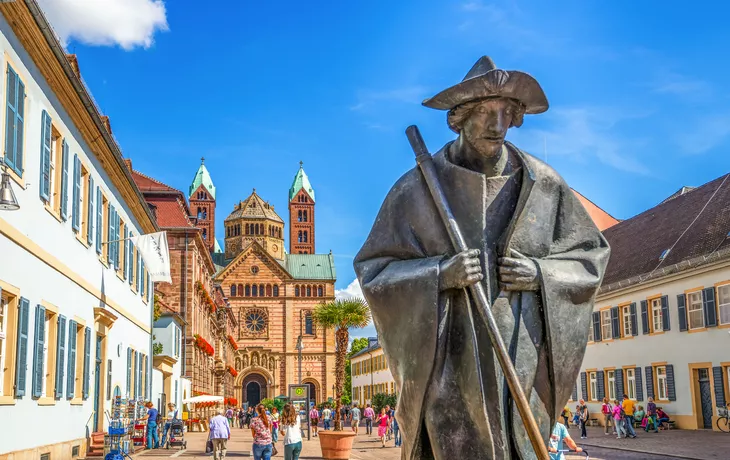 Pilgerfigur und Dom zu Speyer  - © Sina Ettmer - stock.adobe.com