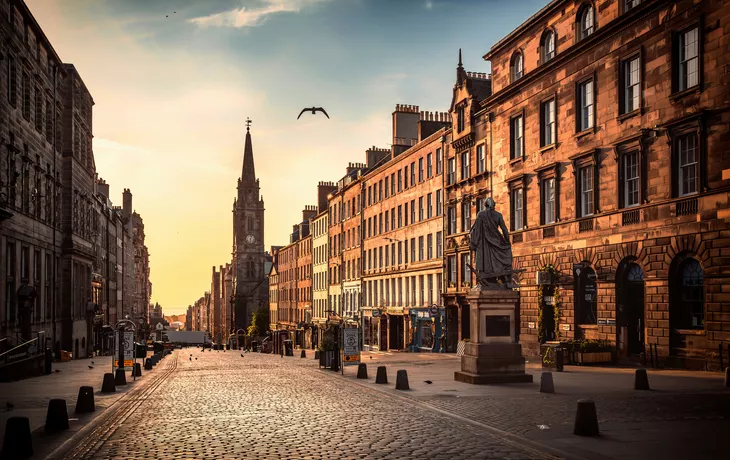 © Gavin - stock.adobe.com - Blick auf die Royal Mile und die Adam-Smith-Statue in Edinburgh