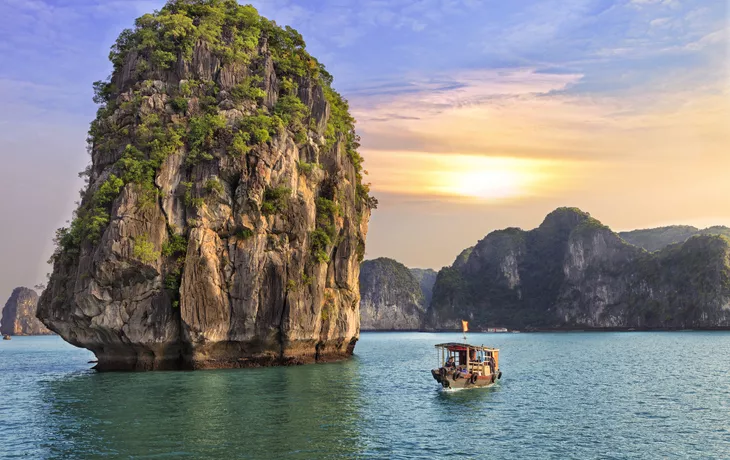 © lena_serditova - stock.adobe.com - Sonnenuntergang in der Halong-Bay