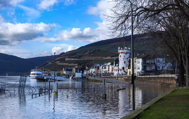 © fotografci - stock.adobe.com - Blick entlang des Flussufers nach Rüdesheim am Rhein