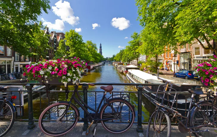 © FSEID - stock.adobe.com - Amsterdamer Prinsengracht im Sommer