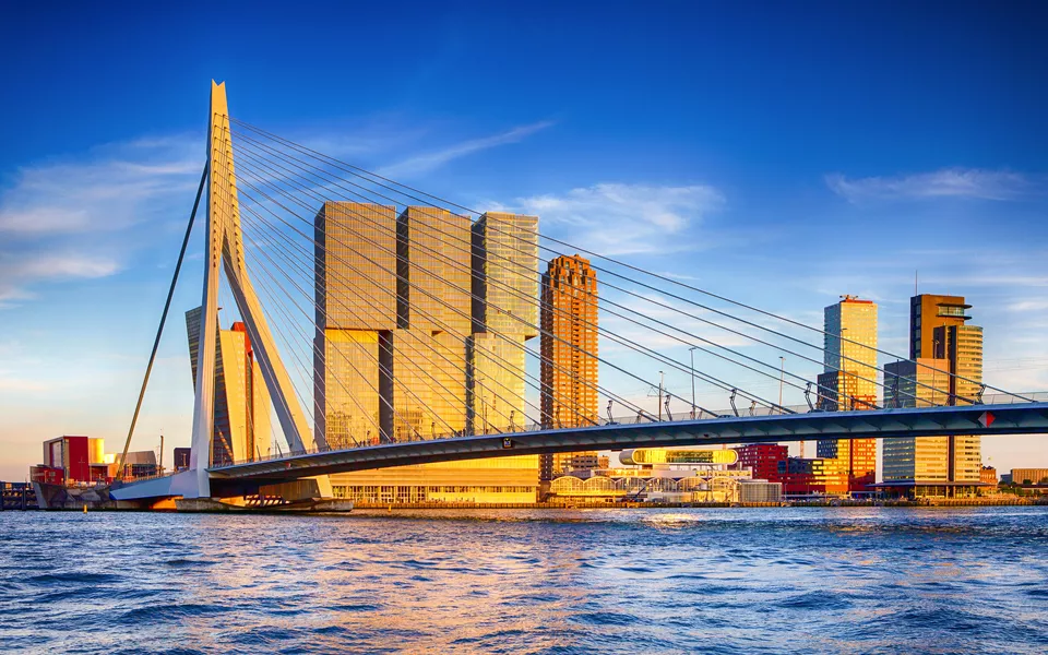 Erasmusbrücke in Rotterdam in den Niederlanden - © danmorgan12 - stock.adobe.com