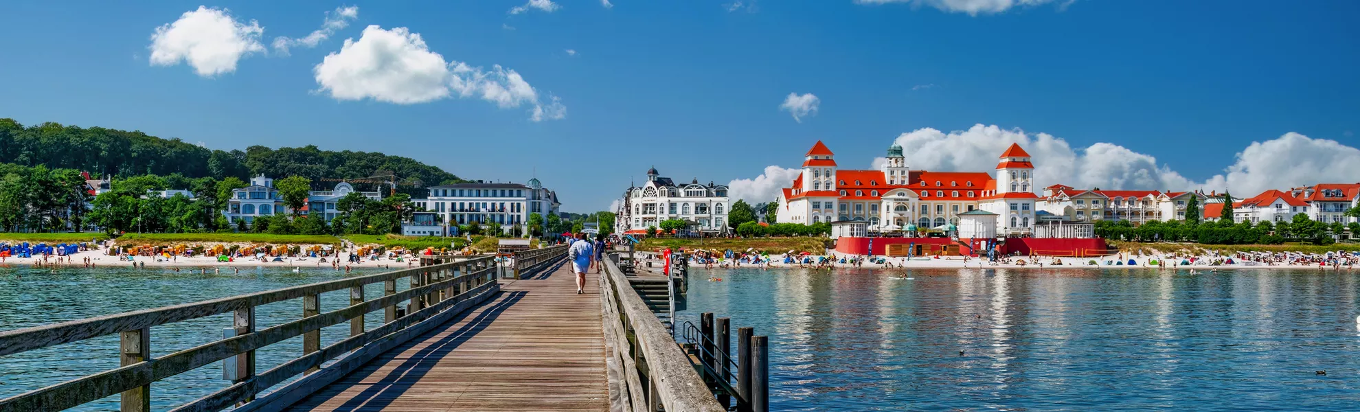 Blick von der Seebrücke auf den Strand und das Kurhaus des Ostseebads Binz auf Rügen - © hifografik - stock.adobe.com