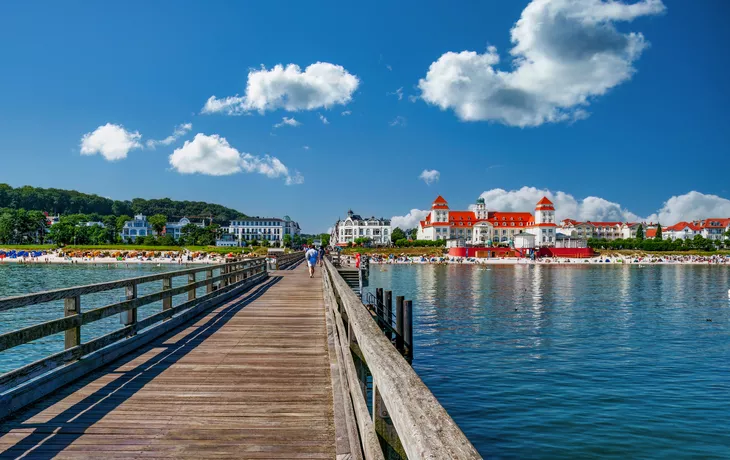 © hifografik - stock.adobe.com - Blick von der Seebrücke auf den Strand und das Kurhaus des Ostseebads Binz auf Rügen