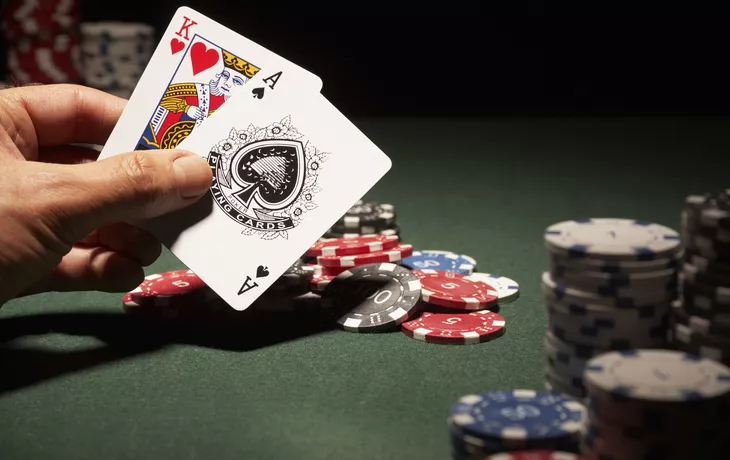 © Blackjack hand of cards and casino chips  - Pokerabend an Bord