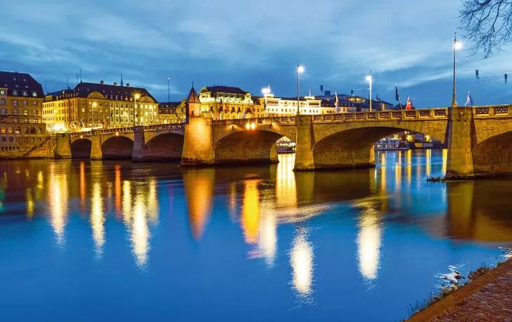 Mittlere Brücke in Basel bei Nacht - © djama - Fotolia