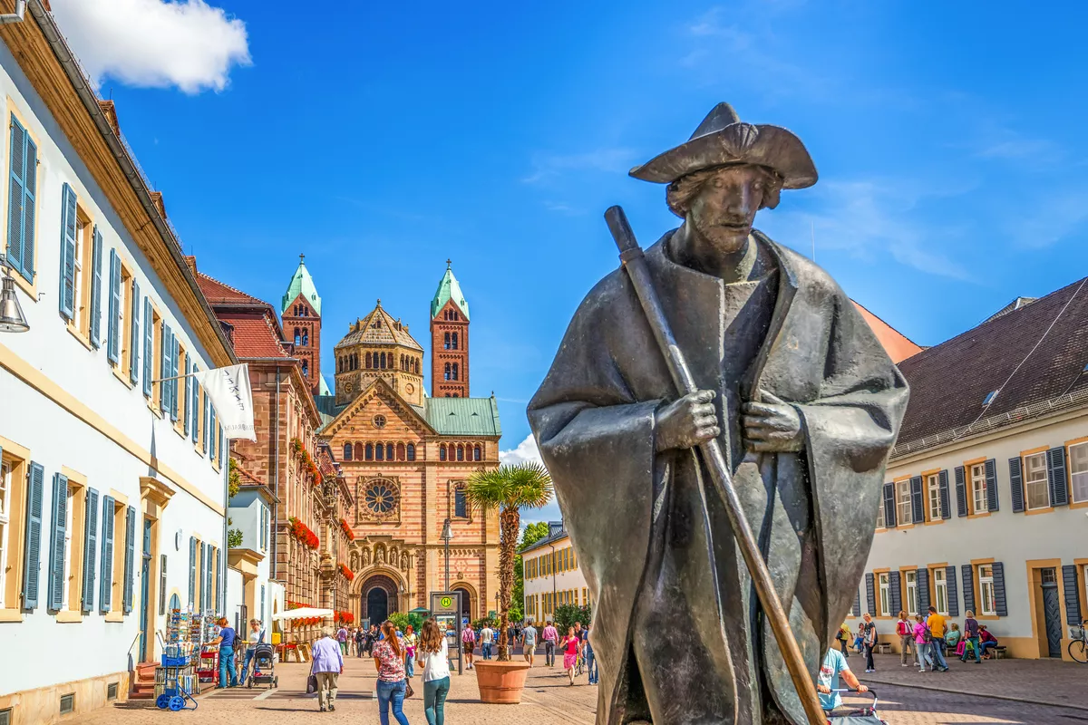 Pilgerfigur und Dom zu Speyer  - © Sina Ettmer - stock.adobe.com