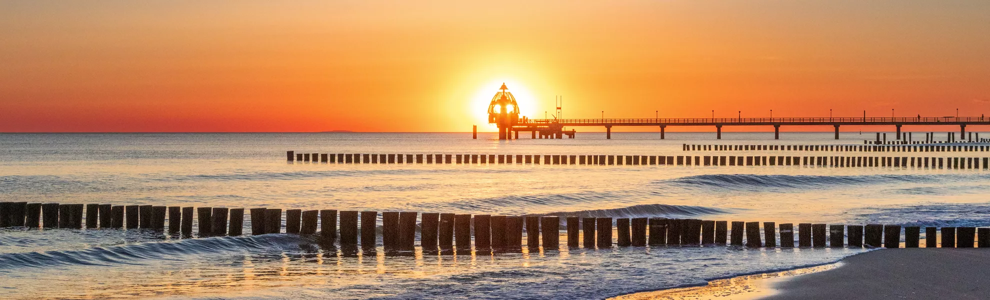 zum Sonnenaufgang am Strand von Zingst an der Ostsee - © Karl - stock.adobe.com