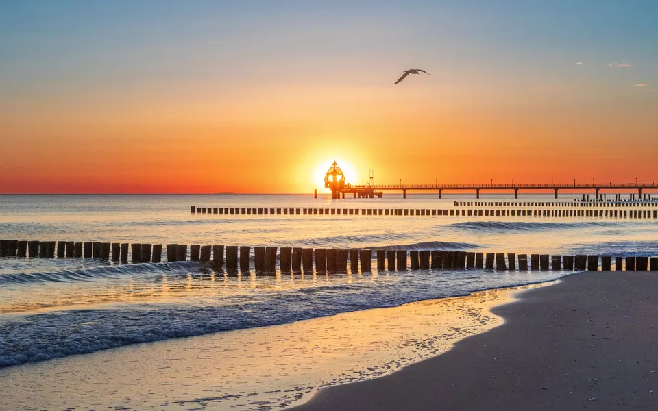 zum Sonnenaufgang am Strand von Zingst an der Ostsee