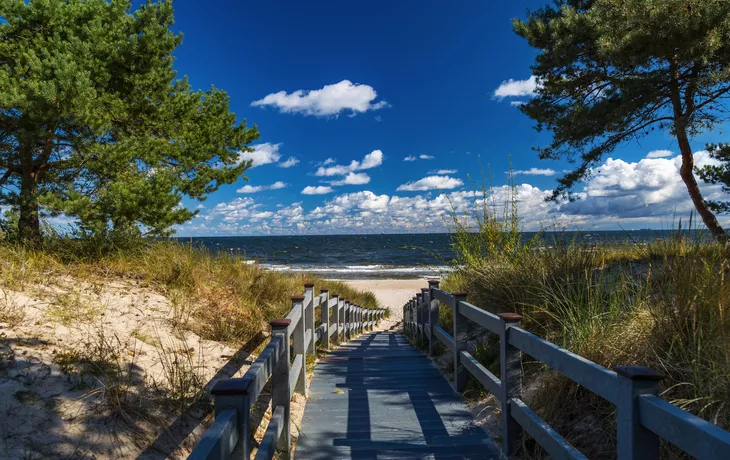 © Michael Schnell - hölzerner Strandweg auf Usedom