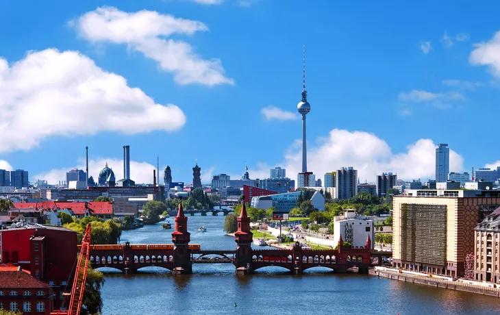 © flashpics - stock.adobe.com - Luftaufnahme der Berliner Skyline