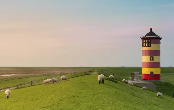 © Dar1930 - stock.adobe.com - Pilsumer Leuchtturm an der Nordseeküste 