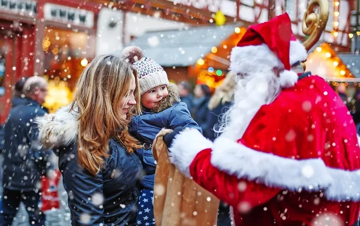 Kleines Kleinkindmädchen mit Mutter auf Weihnachtsmarkt. - © Irina Schmidt - stock.adobe.com