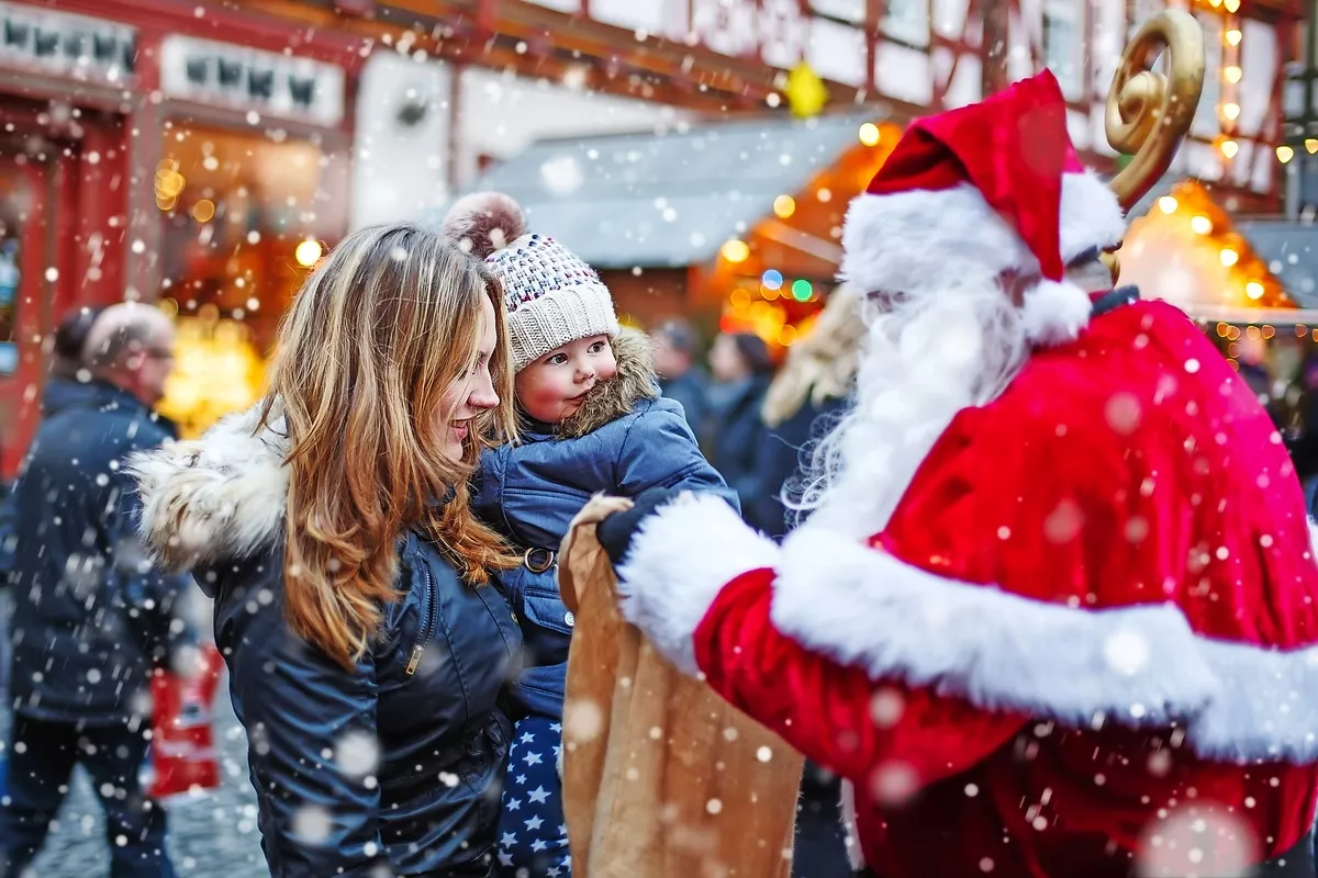 Kleines Kleinkindmädchen mit Mutter auf Weihnachtsmarkt. - © Irina Schmidt - stock.adobe.com