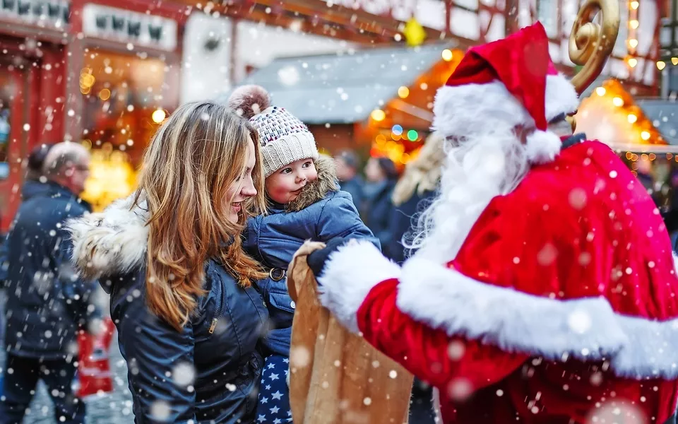 Kleines Kleinkindmädchen mit Mutter auf Weihnachtsmarkt. - © Irina Schmidt - stock.adobe.com