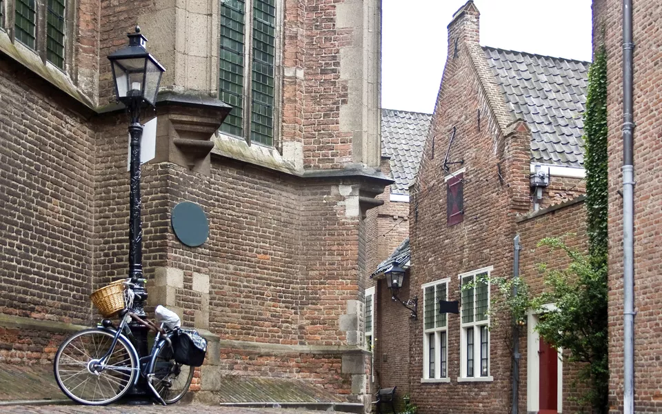 Historische Strassen und Ziegelsteinhäuser, Nijmegen - © shutterstock_212444128