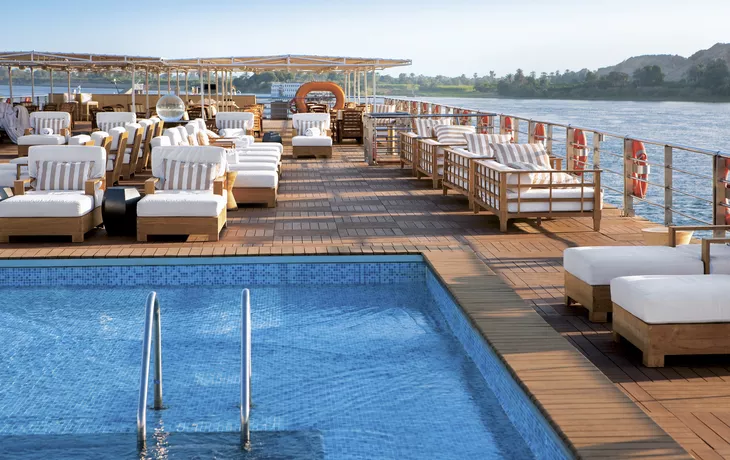 Sonnendeck mit Pool