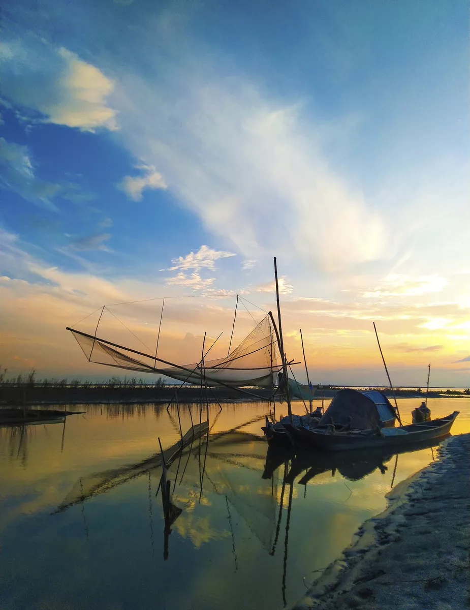 Fischerboote auf dem Brahmaputra - © Abhilekh Saikia - stock.adobe.com