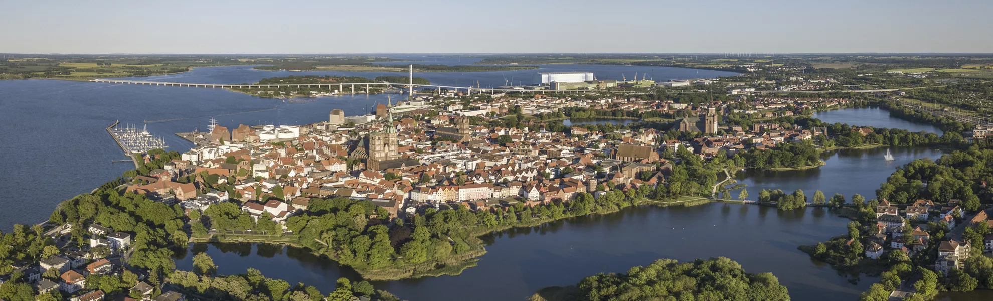 Stralsund, dahinter die Insel Rügen - © Iurii - stock.adobe.com