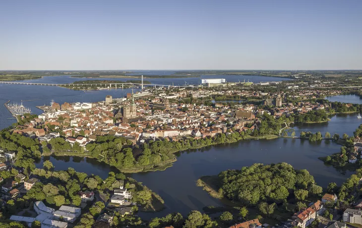 © Iurii - stock.adobe.com - Stralsund, dahinter die Insel Rügen