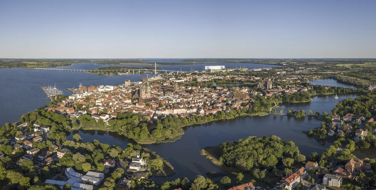 Stralsund, dahinter die Insel Rügen - © Iurii - stock.adobe.com